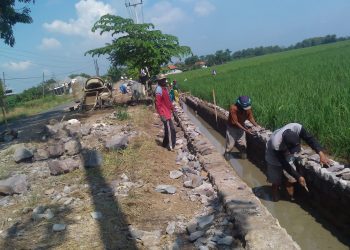 Pemdes Kroya Indramayu Bangun Saluran Irigasi