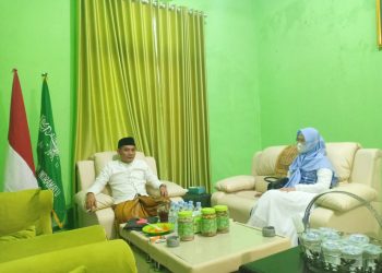 Ratnawati Serahkan Hewan Kurban ke PCNU Indramayu 