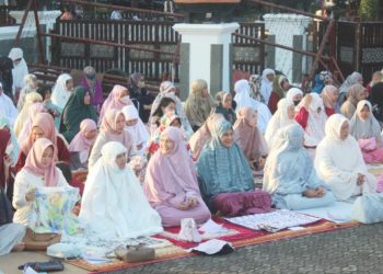 Bupati Nina Agustina Solat Adha di Alun-Alun Indramayu  