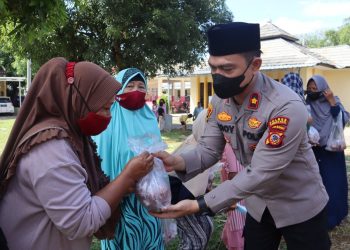 Wakapolres Cirebon Kota Simbolis Berikan Daging Qurban