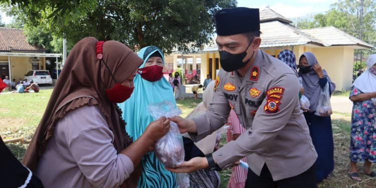 Wakapolres Cirebon Kota Simbolis Berikan Daging Qurban