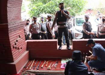 Tindak Tegas Premanisme, Polresta Cirebon Gerebek Markas Ormas dan Amankan Puluhan Anggotanya