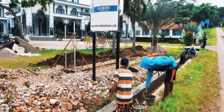 Pemdes Panongan Lor Rehabilitasi Madrasah Dan Bangun Pagar Kantor Desa