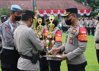 Kapolresta Cirebon Berikan Penghargaan kepada Enam Polsek yang Meraih Predikat Kebersihan Mako dan Randis