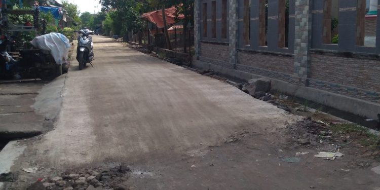 Pemdes Wirakanan Cor Jalan Desa Mansur