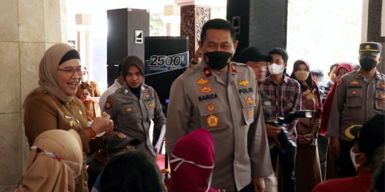 Wakapolda Jabar Tinjau Gebyar Vaksinasi Serentak di Kabupaten Indramayu