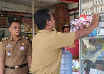 Camat Anjatan Bagikan 5000 Stiker Bernomor Penting