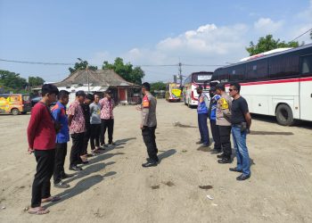 Kapolsek Pabuaran Melaksanakan Himbauan kepada Pengurus Bus dan Para Supir di Terminal