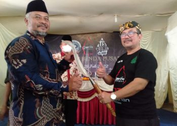 Kuwu Jemaras Kidul Berikan Satu Bilah Congkrang Untuk Bupati Cirebon Sebagai Cendera Mata