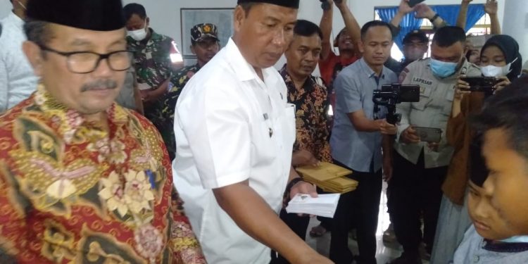 Rela Menunggu Lama Demi Dapatkan Santunan Dari Bupati