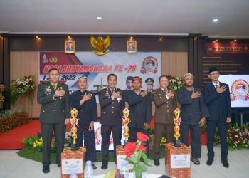 Kapolresta Cirebon Berikan Penghargaan Juara Satkamling Pada Hari Bhayangkara ke-76