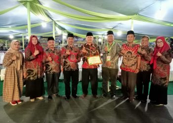 Peduli Pendidikan Diniyah, Bupati Indramayu Diganjar Penghargaan dari DPW-FKDT Jabar