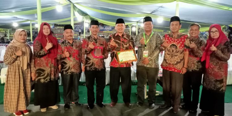 Peduli Pendidikan Diniyah, Bupati Indramayu Diganjar Penghargaan dari DPW-FKDT Jabar