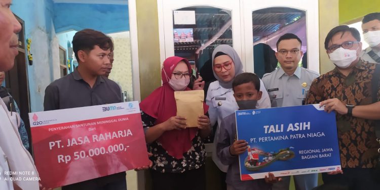 Bupati dan Jasa Raharja Indramayu Serahkan Santunan Kepada Ahli Waris Korban di Desa Pondoh