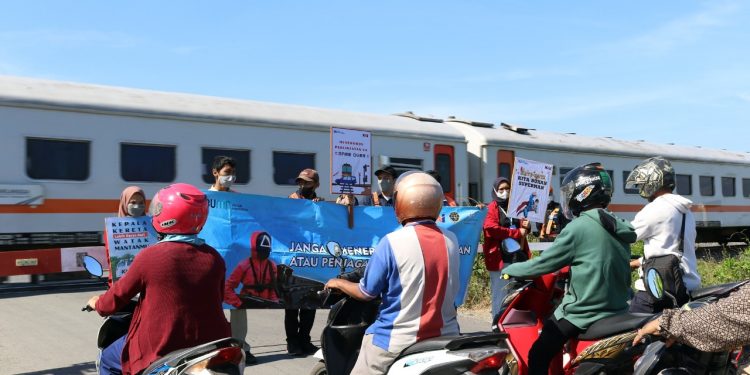 KAI Daop 3 Cirebon Sosialisasikan Keselamatan Berlalu Lintas di Perlintasan Sebidang