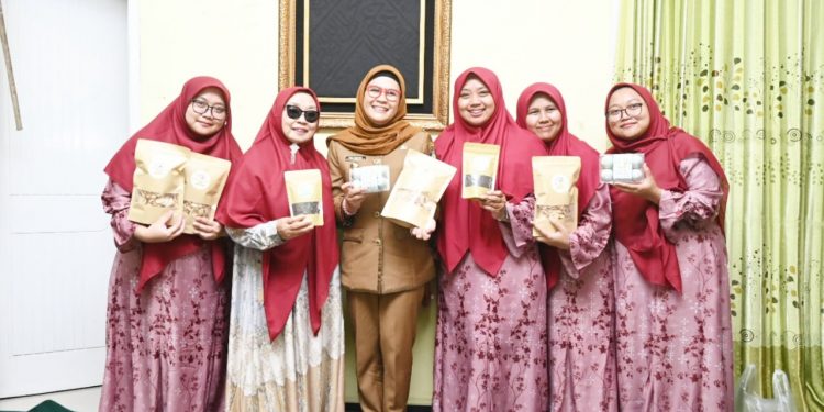 Bupati Indramayu Apresiasi Produk Olahan Pesantren