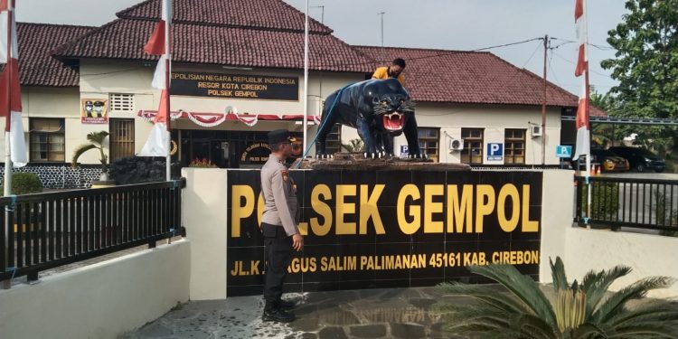jumsih (jum’at bersih) dilingkungan Polsek Gempol – Polresta Cirebon.