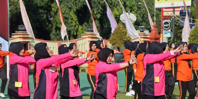 Peringati Hari Jadi ke-74, Polwan Polresta Cirebon Gelar Olahraga Bersama Serentak se-Indonesia