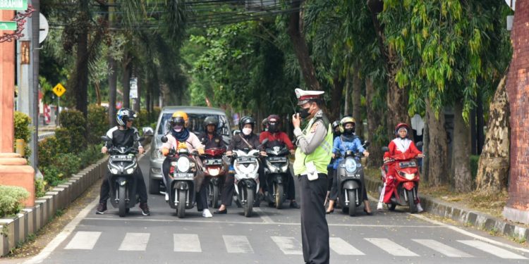 Detik Detik Proklamasi Kemerdekaan RI, Kapolresta Cirebon Ajak Masyarakat Mengheningkan Cipta Bentuk Penghormatan Jasa Para Pahlawan