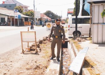 Bekas Proyek Berserakan dan Membahayakan, Pol PP Astanajapura Minta Kontraktor Segera Bersihkan Puing