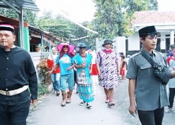 Warga Mabados Dusun 3 Desa Lemahabang Meriahkan Karnaval Merah Putih
