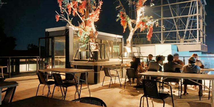 Menikmati Live Musik Dangdut di Apita Village Resort Ciledug, Visitor Semakin Betah