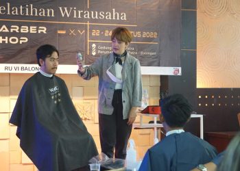 RU VI Balongan Bekali Pemuda Keterampilan Potong Rambut