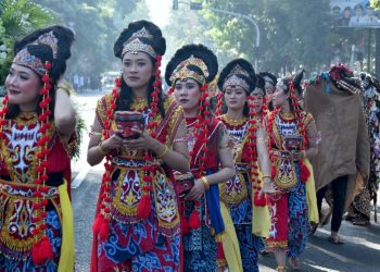 Berokan dan Tari Topeng Kelana dari Indramayu Pukau Penonton di Tingkat Jawa Barat