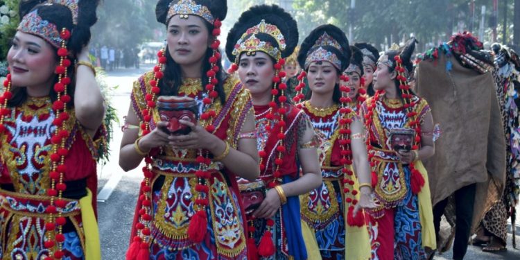 Berokan dan Tari Topeng Kelana dari Indramayu Pukau Penonton di Tingkat Jawa Barat