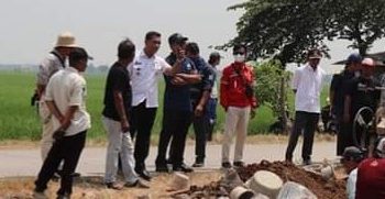 Camat Anjatan dan Kuwu Bersihkan Saluran Air