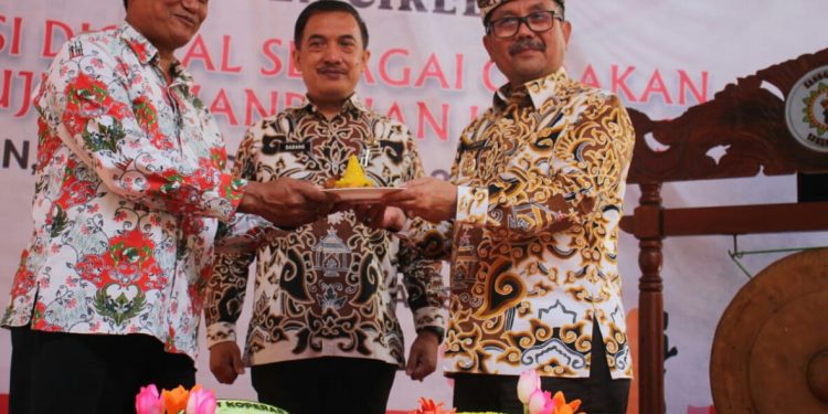 Hadiri Pembukaan Semarak Hari Koperasi Ke 75, Bupati Cirebon Tegaskan Koperasi Merupakan Salah Satu Pilar Untuk Memperkuat Ekonomi Masyarakat