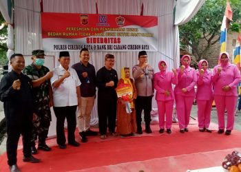 Kapolres Cirebon Kota Bersama Bupati Cirebon Simbolis Serahkan Kunci Rumah Program Bedah Rumah