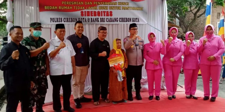 Kapolres Cirebon Kota Bersama Bupati Cirebon Simbolis Serahkan Kunci Rumah Program Bedah Rumah