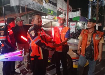 Bidang Prasarana Perhubungan Dishub Bagikan Stick Lamp Pada Jukir