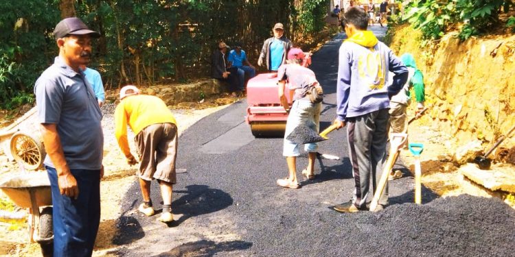 Jalan Rusak, Pemdes Ciawiasih Realisasikan Hotmix Jalan Blok Birday