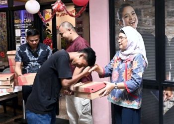 Tingkatkan Semangat Para Pemain, Bupati Nina Agustina Bagikan Sepatu bagi Tim Sepakbola