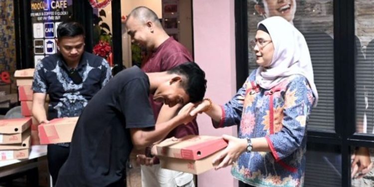 Tingkatkan Semangat Para Pemain, Bupati Nina Agustina Bagikan Sepatu bagi Tim Sepakbola