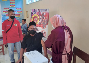 Vaksinasi Massal BINDA Jabar di Desa Mundu dan SMK Lestari Gemulunglebak Diserbu Warga