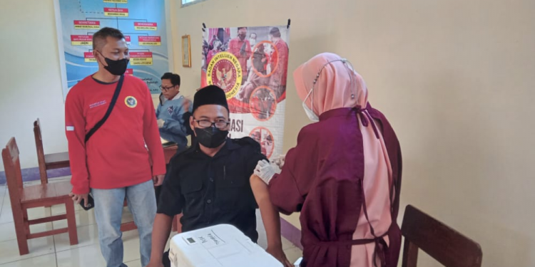 Vaksinasi Massal BINDA Jabar di Desa Mundu dan SMK Lestari Gemulunglebak Diserbu Warga