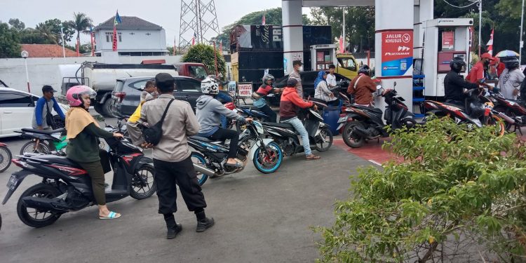 Antisipasi Gangguan Kamtibmas Pasca Kenaikan Harga BBM, Polresta Cirebon Siagakan Personel di SPBU