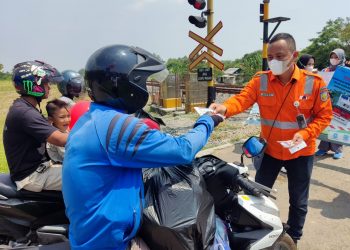 Lagi, KAI Daop 3 Cirebon Sosialisasikan Disiplin Berlalu Lintas di Perlintasan Sebidang