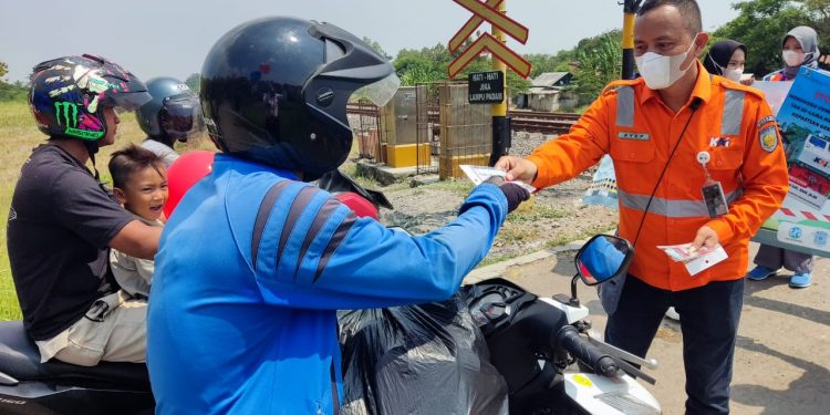 Lagi, KAI Daop 3 Cirebon Sosialisasikan Disiplin Berlalu Lintas di Perlintasan Sebidang