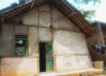 Dua Keluarga di Desa Ciawijapura Terima Bantuan Program Rutilahu Baznas Kabupaten Cirebon