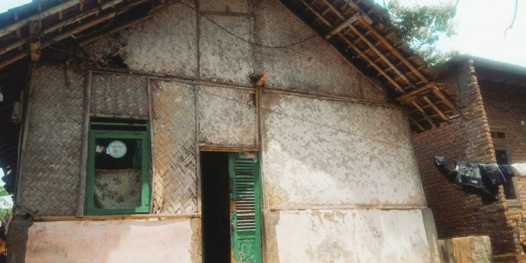 Dua Keluarga di Desa Ciawijapura Terima Bantuan Program Rutilahu Baznas Kabupaten Cirebon