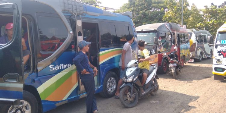 Imbas Kenaikan Harga BBM, Ratusan Sopir Angkutan Umum di Indramayu Mogok