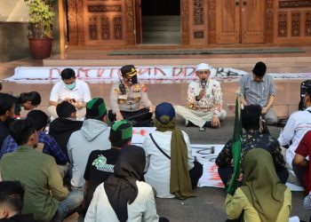 Duduk bersama, Polresta Cirebon berhasil mengamankan aksi unras mahasiswa dengan sejuk dan damai