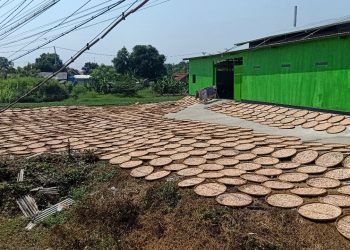 Meski Terkena Dampak Kenaikan BBM, Industri Kerupuk Indramayu Tetap Produksi