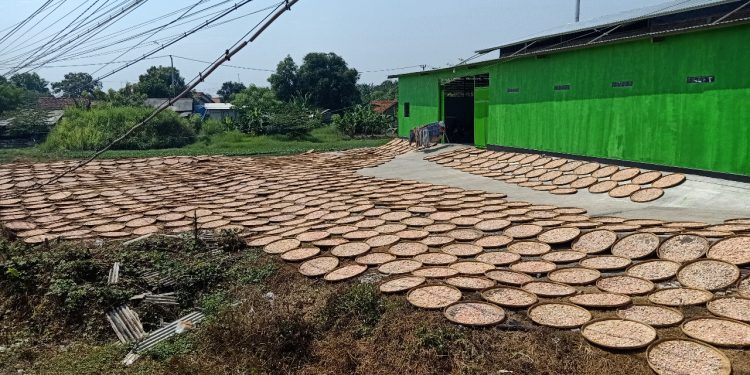 Meski Terkena Dampak Kenaikan BBM, Industri Kerupuk Indramayu Tetap Produksi