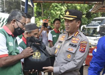 Kapolresta Cirebon dan Mahasiswa Keliling Pangkalan Ojek juga Angkot Bagikan Bansos