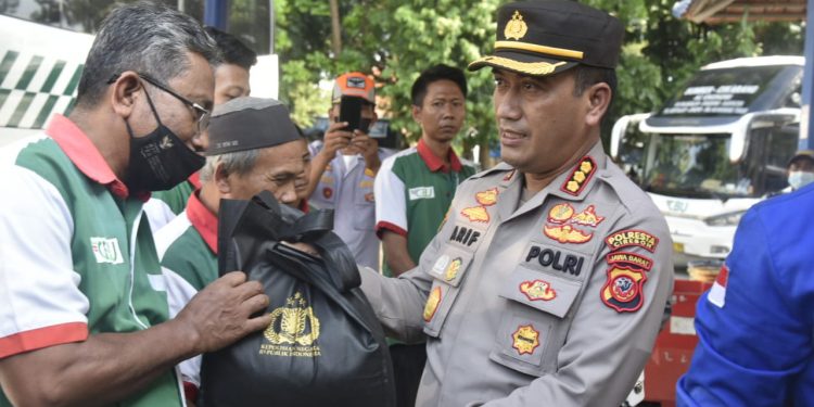 Kapolresta Cirebon dan Mahasiswa Keliling Pangkalan Ojek juga Angkot Bagikan Bansos